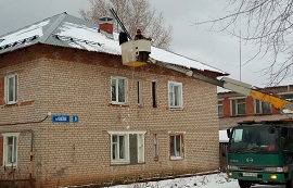 Монтаж снегозадержателей на крыше дома по адресу ул. Камская, 8