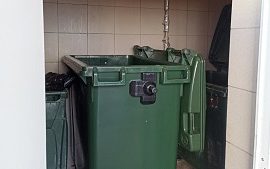 Замена мусорных баков на контейнерной площадке домов по адресу ул. Артемьевская, 1 и 2
