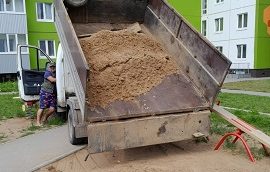 Завоз песка на детскую площадку по адресу ул. Красавинская, 10