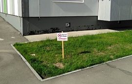 Установка табличек на придомовой территории по адресу ул. Гашкова, 58