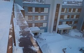 Очистка кровли домов и подъездных козырьков от снега и наледи Очистка кровли домов и подъездных козырьков от снега и наледи
