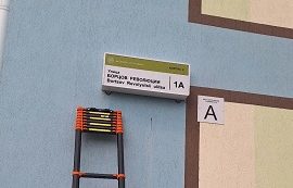 Установка адресной таблички на доме по адресу ул. Борцов Революции, 1а к.2