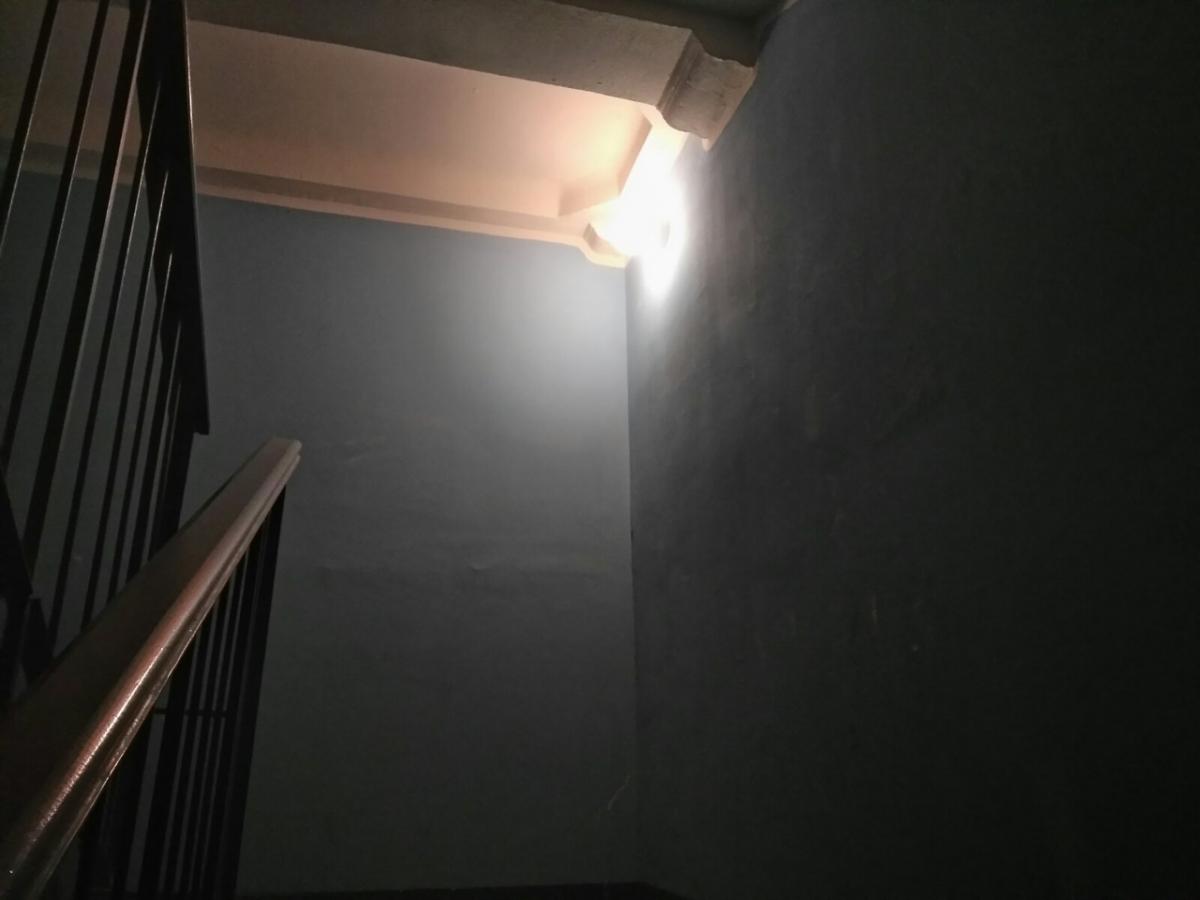 Замена обычных светильников на энергосберегающие на лестничных площадках дома
