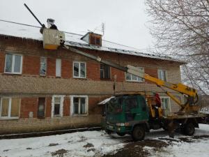 Монтаж снегозадержателей на крыше дома