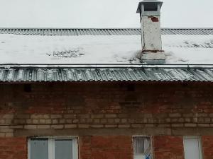 Монтаж снегозадержателей на крыше дома