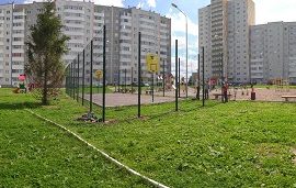 Установка ограждения спортивной площадки во дворе домов по адресам: ул. Целинная, 45, 47, 49а