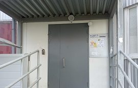 Замена входной двери в доме по адресу ул. Красавинская, 6