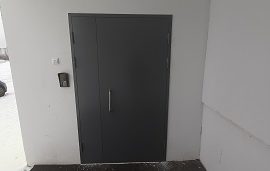 Замена входных дверей в доме по адресу ул. Гашкова, 53