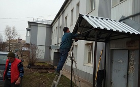 Изготовление и установка козырька в доме по адресу ул. Камская, 12