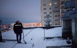 Уборка снега с козырьков и кровли домов Уборка снега с козырьков и кровли домов