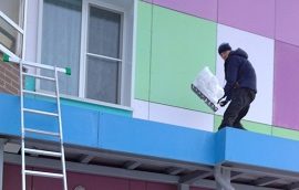 Очистка подъездных козырьков от снежных масс и наледи Очистка подъездных козырьков от снежных масс и наледи