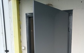 Ремонт двери в доме по адресу ул. Красавинская, 2 Ремонт двери в доме по адресу ул. Красавинская, 2