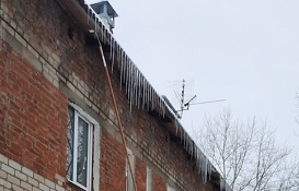 Уборка сосулек с кровли дома по адресу ул. Камская, 8 Уборка сосулек с кровли дома по адресу ул. Камская, 8