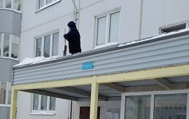 Очистка подъездных козырьков от снега и наледи Очистка подъездных козырьков от снега и наледи