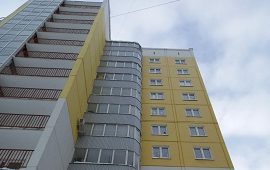 Уборка снежных навесов и наледи с кровли домов Уборка снежных навесов и наледи с кровли домов