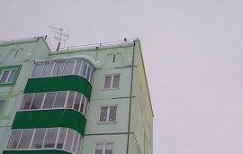 Ликвидация снежных навесов и наледи с кровли домов Ликвидация снежных навесов и наледи с кровли домов