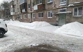 Очистка подъездных козырьков от снега и наледи