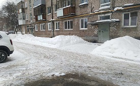 Очистка подъездных козырьков от снега и наледи