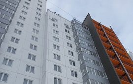 Уборка снежных навесов и наледи с кровли домов Уборка снежных навесов и наледи с кровли домов