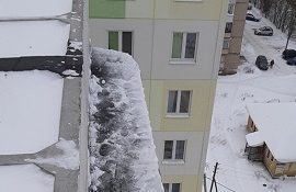 Уборка снега с балконных крыш дома по адресу ул. Ракитная, 42 Уборка снега с балконных крыш дома по адресу ул. Ракитная, 42