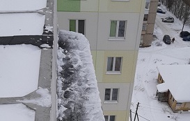 Уборка снега с балконных крыш дома по адресу ул. Ракитная, 42