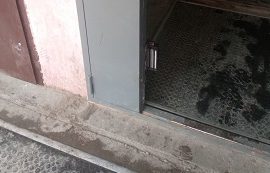 Установка дополнительных магнитов на подъездных дверях входных групп дома по адресу ул. Цимлянская, 23