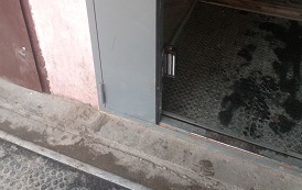 Установка дополнительных магнитов на подъездных дверях входных групп дома по адресу ул. Цимлянская, 23