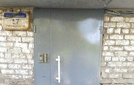 Покраска входных дверей дома по адресу ул. Кавалерийская, 17