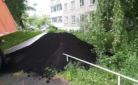 Завоз чернозема на придомовую территорию по адресу пр. Парковый, 40