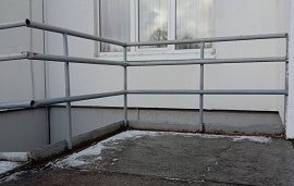 Установка ограждения у дома по адресу ул. Ракитная, 42