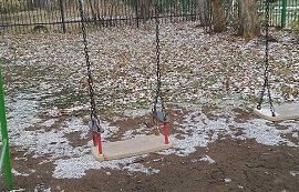 Ремонт качелей на детской площадке дома по адресу ул. Кавалерийская, 17