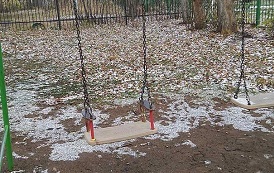 Ремонт качелей на детской площадке дома по адресу ул. Кавалерийская, 17