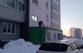 Уборка снежных навесов и наледи с кровли домов