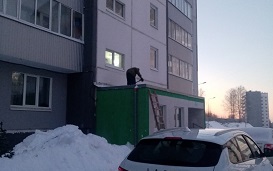 Уборка снежных навесов и наледи с кровли домов Уборка снежных навесов и наледи с кровли домов