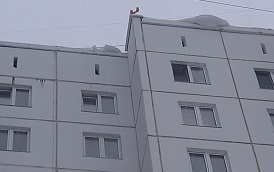 Уборка снежных навесов и наледи с кровли домов