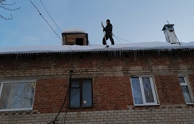 Уборка снега и наледи с кровли домов Уборка снега и наледи с кровли домов