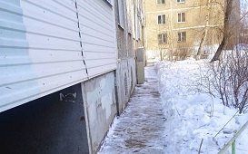Уборка снега на придомовой территории по адресу пр. Парковый, 40 Уборка снега на придомовой территории по адресу пр. Парковый, 40