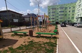 Покраска скамеек на придомовой территории по адресу ул. Зеленая, 3/1