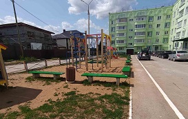 Покраска скамеек на придомовой территории по адресу ул. Зеленая, 3/1