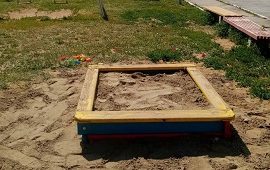 Завоз песка на детскую площадку дома по адресу ул. Целинная, 49Б