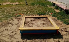 Завоз песка на детскую площадку дома по адресу ул. Целинная, 49Б