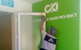 Замена разбитого стекла входной двери дома по адресу ул. Гашкова, 58