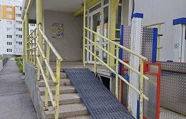 Установка пандуса у дома по адресу ул. Красавинская, 4