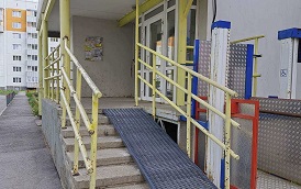 Установка пандуса у дома по адресу ул. Красавинская, 4