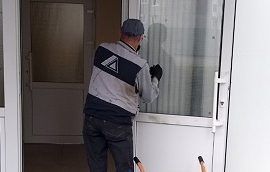 Замена стеклопакетов в дверных полотнах  дома по адресу ул. Гашкова, 51