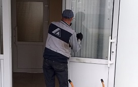 Замена стеклопакетов в дверных полотнах  дома по адресу ул. Гашкова, 51