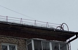 Очистка кровли домов от снега и наледи
