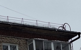 Очистка кровли домов от снега и наледи