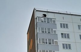 Очистка кровли домов от снега и наледи