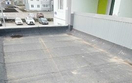 Очистка козырьков входных групп дома по адресу ул. Гашкова, 51